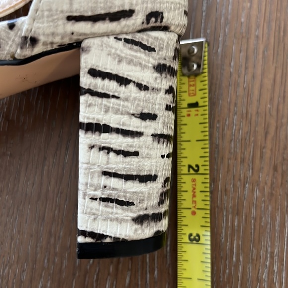 Nine West cream & black heels 3” heel like new. Very lightly worn. - Picture 6 of 11